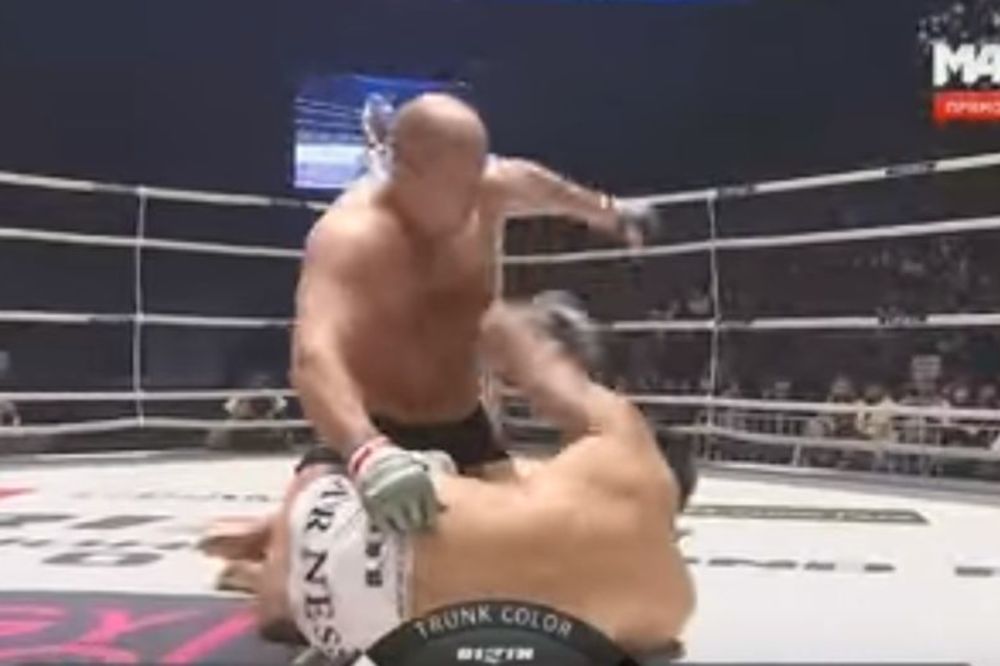 Vredelo je čekati ga 3 godine: Moćni Rus u povratničkoj borbi odvalio protivnika od batina! (VIDEO)