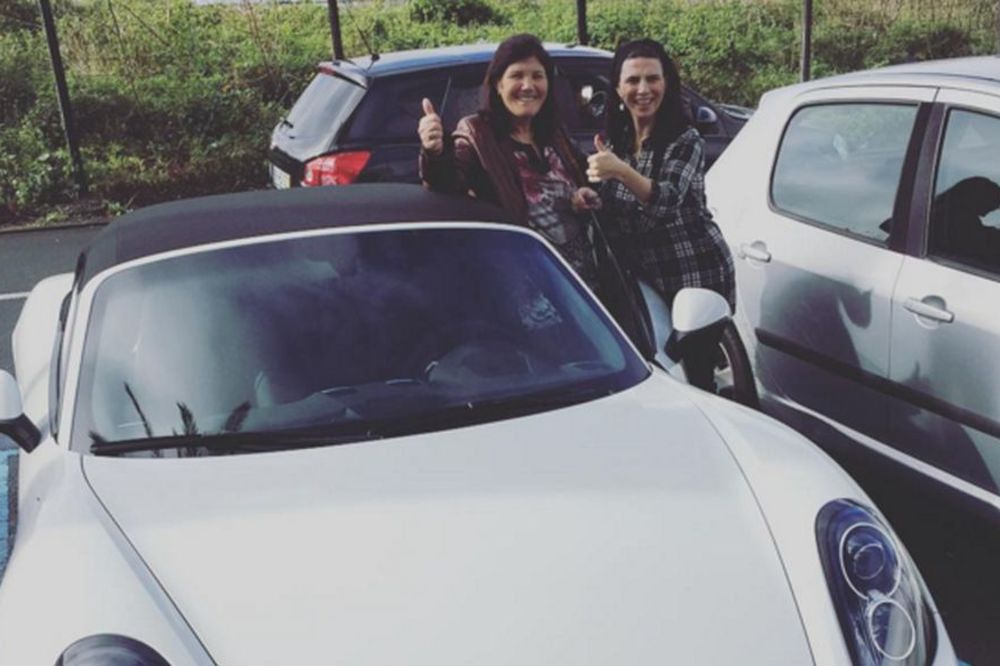 Bela mašina od najboljeg na svetu: Evo šta je Ronaldo poklonio majci za rođendan! (FOTO)