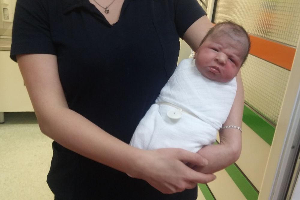 Diva je rođena! Ovako izgleda beba koja je prva došla na svet u 2016! (FOTO)