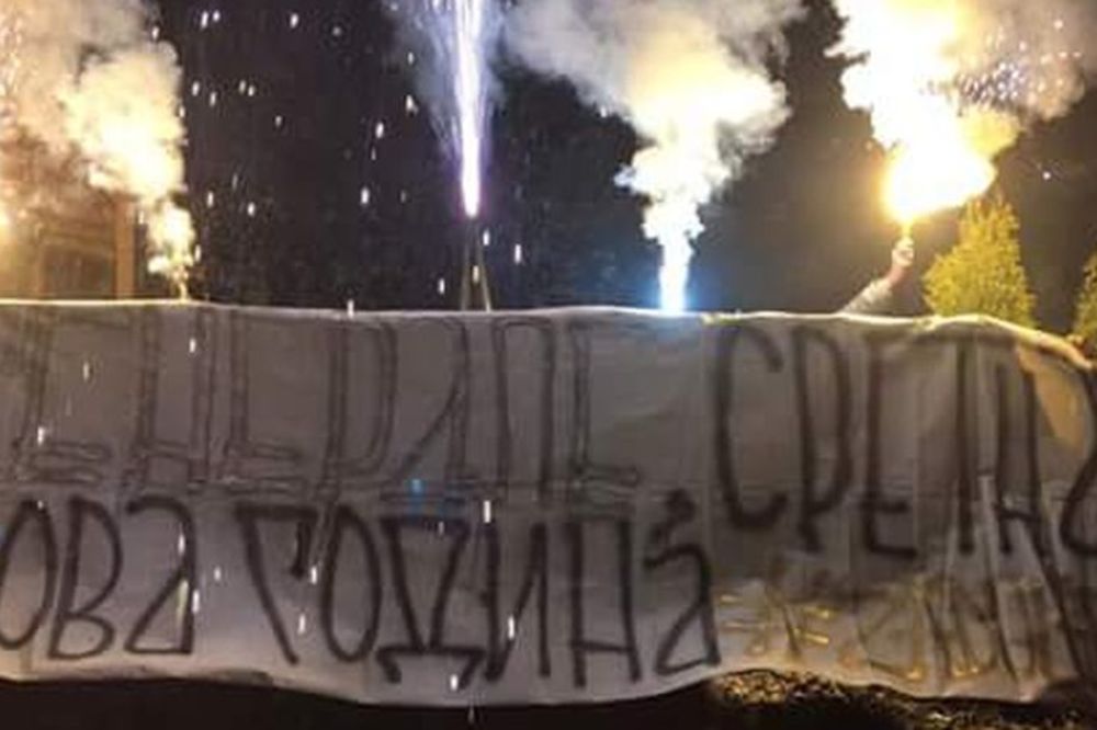 Grobari uz bakljadu i transparent čestitali Dušku Vujoševiću Novu godinu! (FOTO)