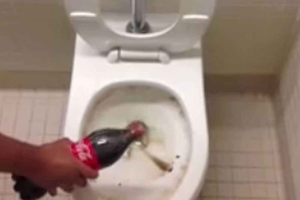 Šta se dogodi kad koka-kolu prospete u prljavu WC šolju? A kako li je tek vašim stomacima (VIDEO)