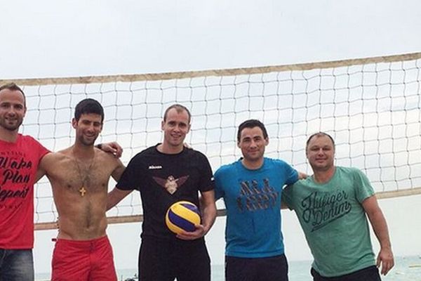 A kod nas minus 5: Nole se razgolitio i s Bekerom i Vajdom cepa odbojku na plaži! (FOTO)