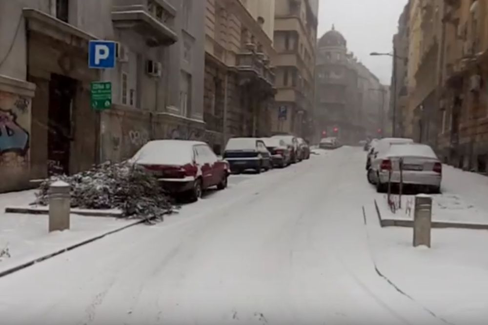 Sneg je OPET iznenadio putare, i to u januaru?! Zašto ulice nisu očišćene? (VIDEO)