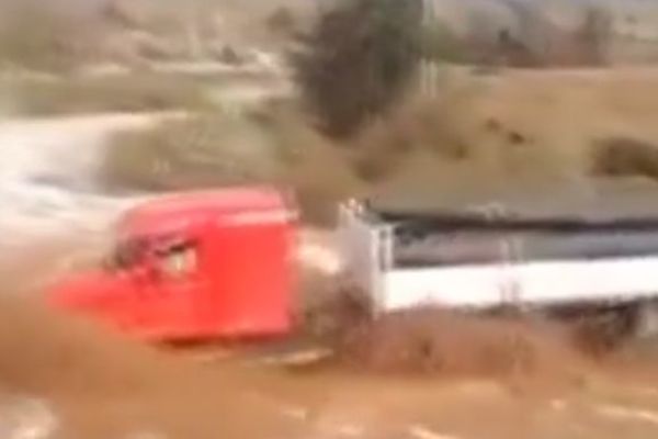 Ovaj kamiondžija ima toliko ludu sreću da nemamo reči! (VIDEO)