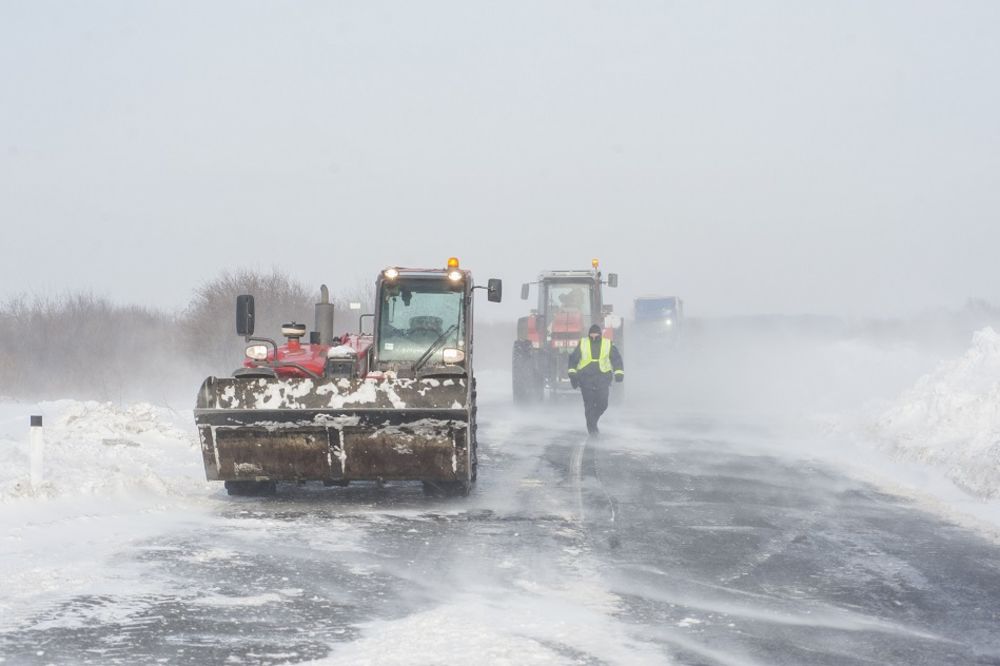 Pale prve žrtve nevremena: Voz smrskao kola, autobus sleteo s puta, na Pančevcu auto uleteo na šine...