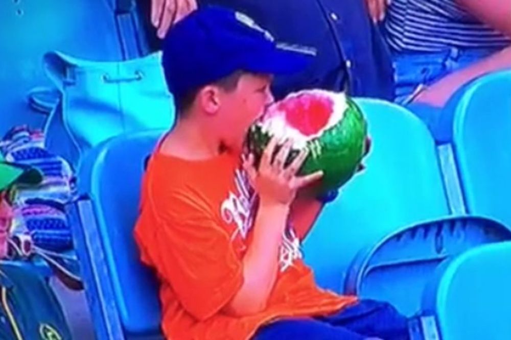 Navijači na utakmicu nose semenke, kikiriki, smoki, čips, a on lubenicu! (VIDEO)