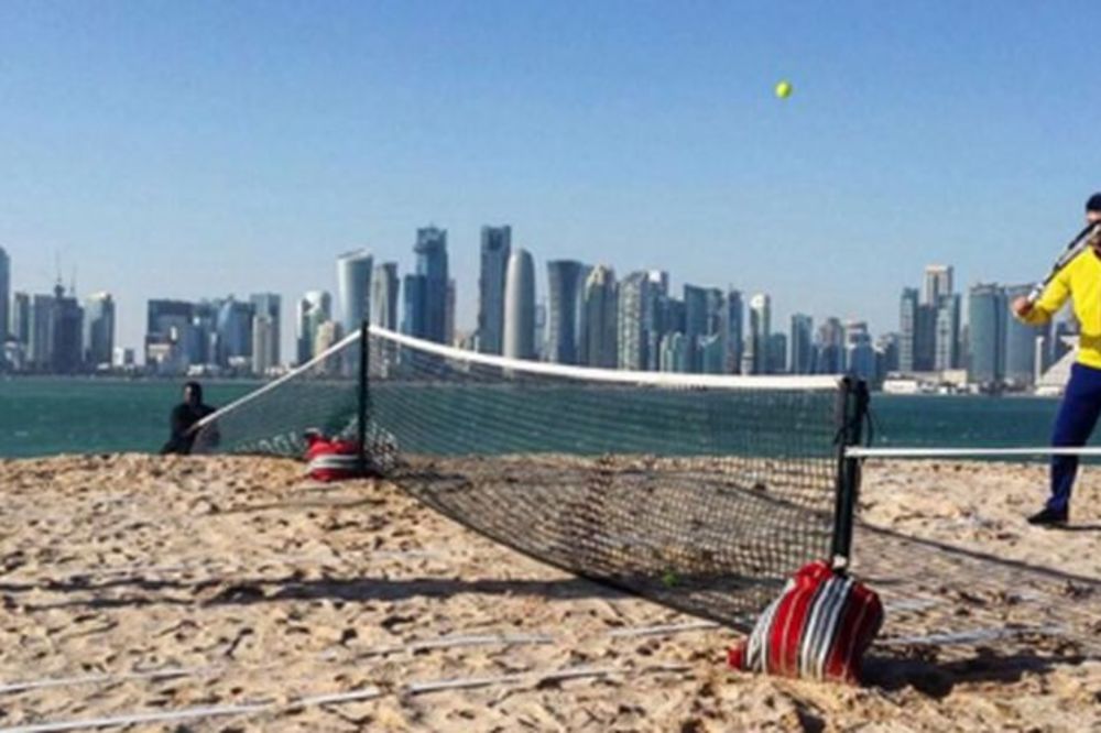 Ima li veličanstvenijeg pogleda? Novak i Rafa igraju tenis na pesku pred turnir u Dohi! (FOTO)