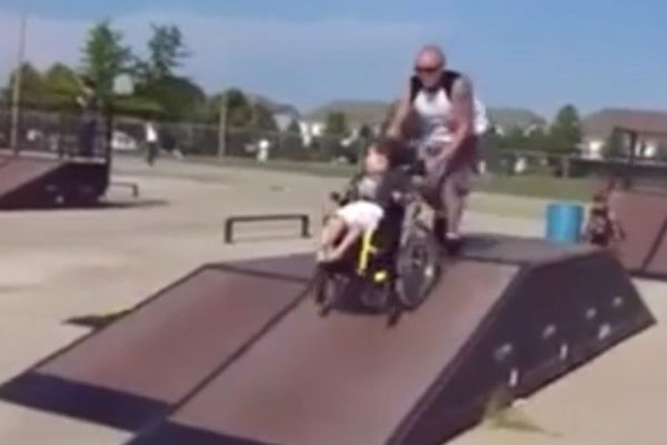 Ćalac profesionalac: Ovo je pravi primer super tate! (VIDEO)