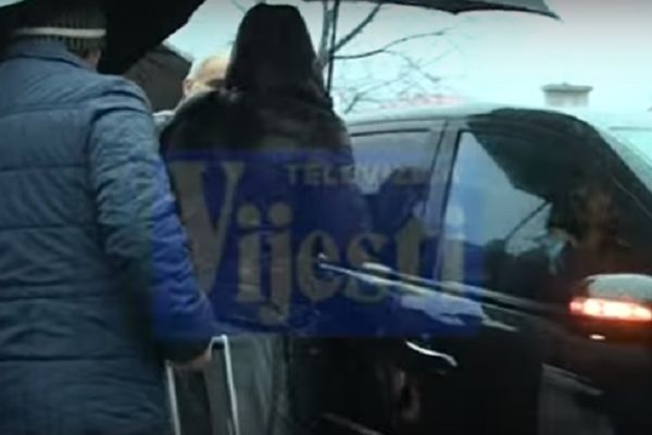 Samo bahato: Pogledajte kako je Marovićev sin udario novinara odmah po puštanju iz zatvora! (VIDEO)