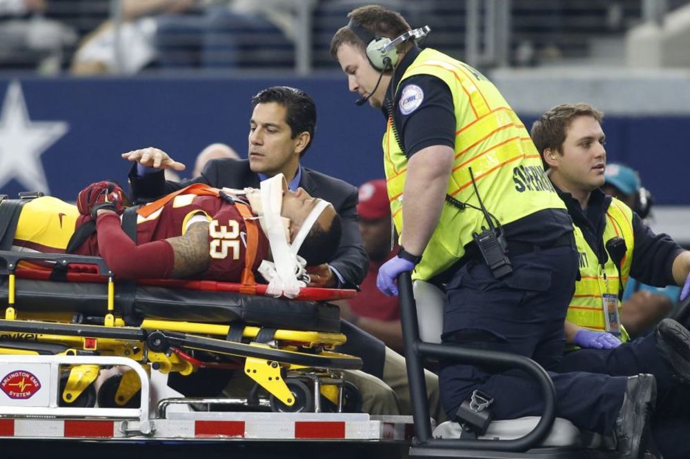 Najgori navijači na svetu: Dok se protivnički igrač bori za život, oni prave talase! (VIDEO)