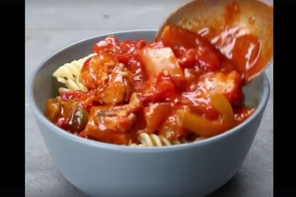 Ovako se sprema pileći paprikaš na brži način (RECEPT) (VIDEO)