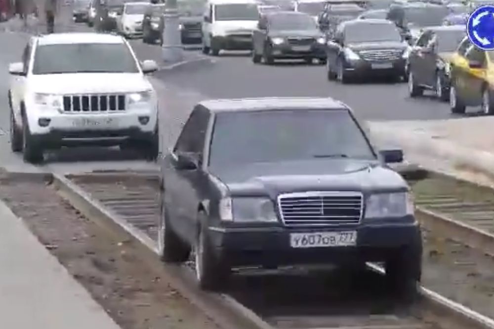 Da li je to voz? Da li je to bus? Jok, to je samo ludi Rus! (VIDEO)