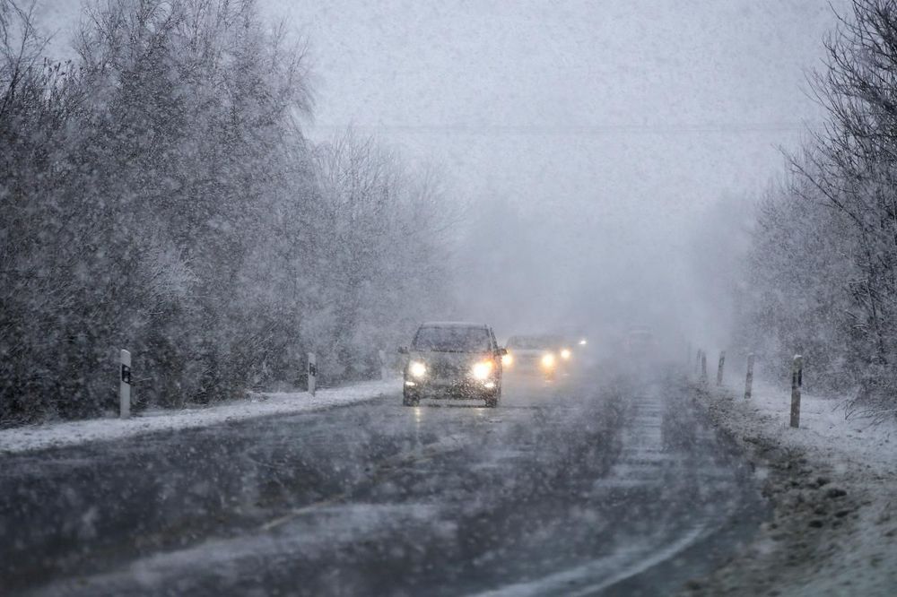 Kao da žileti padaju po licu: Ledena kiša u Srbiji, ni zimske gume ne pomažu! (FOTO)