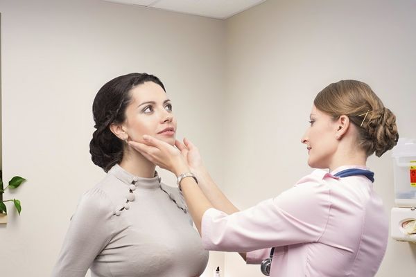 Kako vam radi štitna žlezda? Ako ste osetili neki od simptoma morate odmah kod lekara (FOTO)