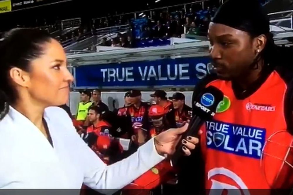 Usred intervjua pozvao voditeljku u izlazak i popio ispalu, a platiće i kaznu! (VIDEO)