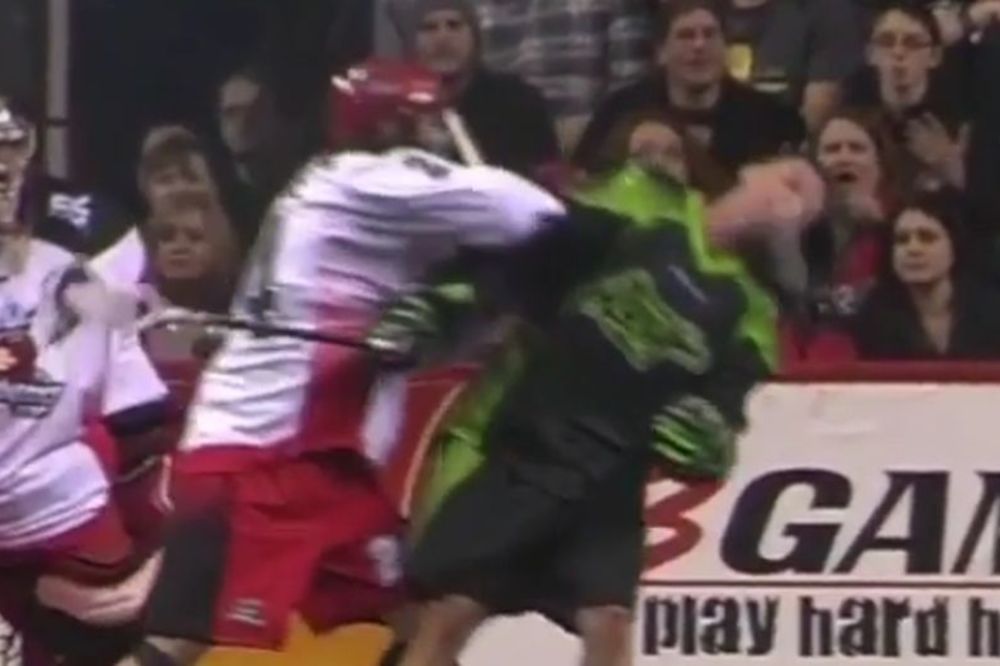 Prvo je popio nokaut od koga mu je spala maska, a onda ga je pogodila loptica posred face! (VIDEO)