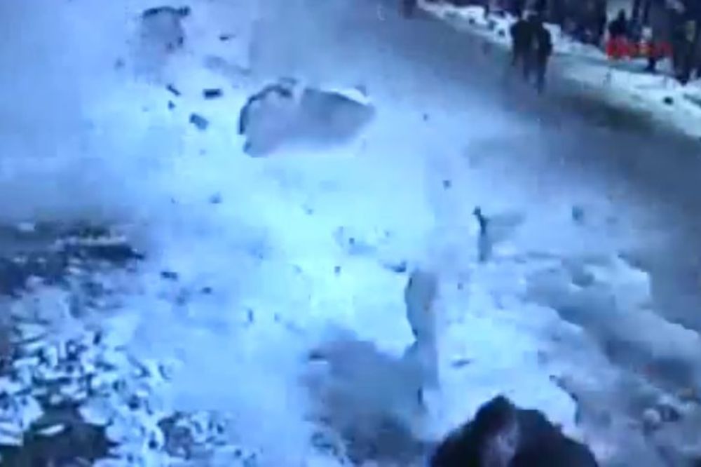 Kad se Alah naljuti: Sneg sa krova džamije zatrpao prolaznike (VIDEO)
