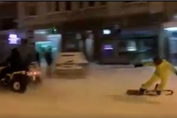 Snoubording u centru Jagodine! Pogledajte kako su momci razvalili! (VIDEO)