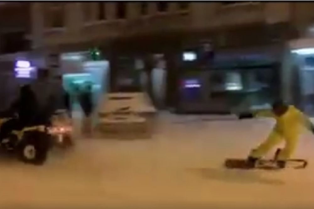 Snoubording u centru Jagodine! Pogledajte kako su momci razvalili! (VIDEO)