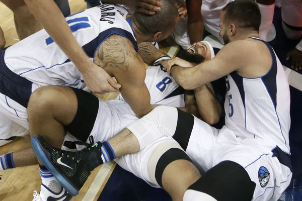 Veče kada su igrači prebacivali 30 poena ko od šale, a Deron Vilijams pogodio trojku za pobedu! (VIDEO)