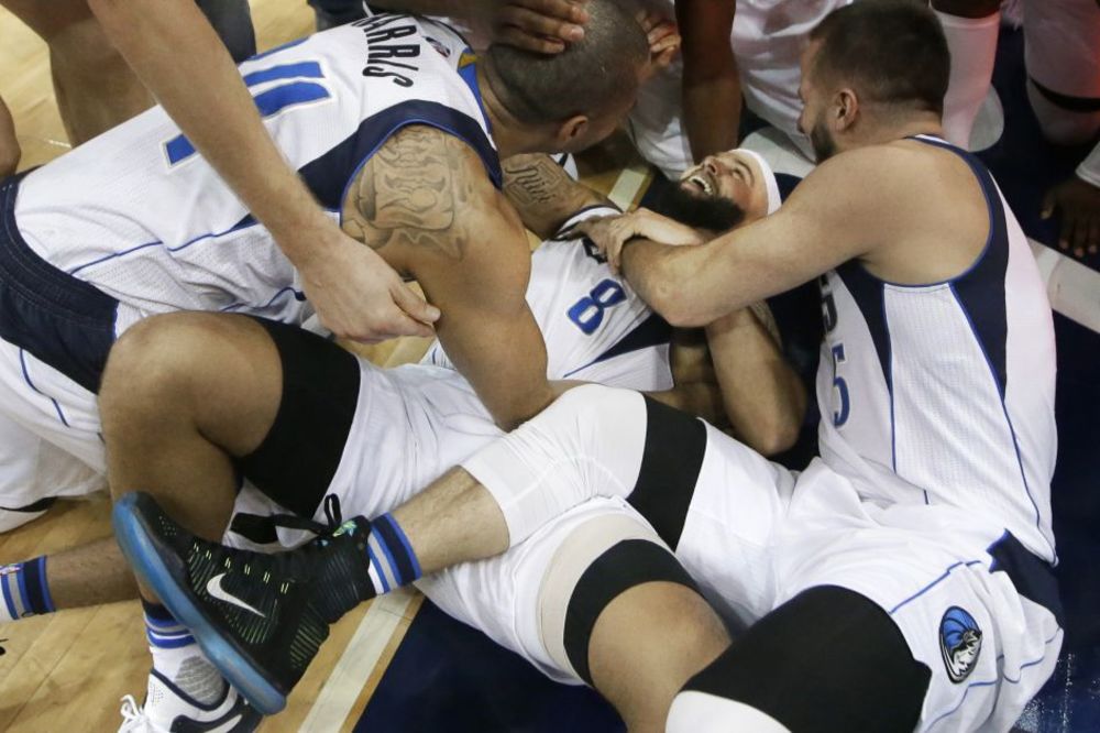 Veče kada su igrači prebacivali 30 poena ko od šale, a Deron Vilijams pogodio trojku za pobedu! (VIDEO)