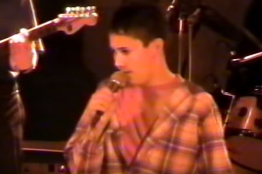 Bio je zavodnik na Farmi, a poslušajte ga kako je pevao sa 14 godina! (VIDEO)