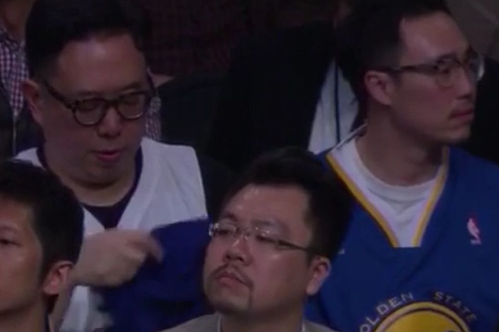 Probao je da navija za Lejkerse, ali ga je tok utakmice naterao da obuče dres druge ekipe! (VIDEO)