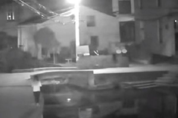 Mobilni je odveo u smrt: Zagledala se u telefon, pala u reku i udavila se! (VIDEO)