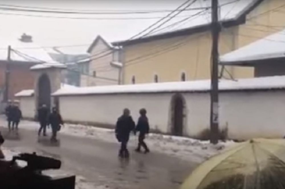 Badnjak "probio" kordon u Đakovici, jajima na povorku Srba! (VIDEO)