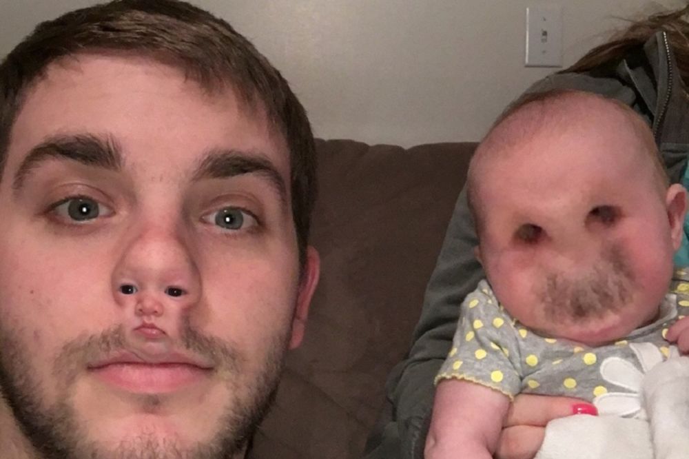 Najgori otac ikada: Zgrozio je ceo svet s onim što je uradio svojoj bebi na fotografiji! (FOTO)