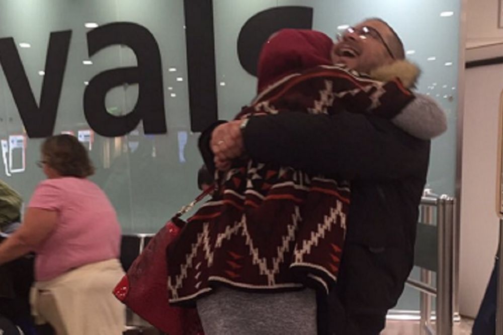 Fotografija njihovog zagrljaja krije neverovatnu životnu priču! (FOTO)