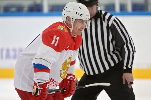 Putin ponovo na ledu: Ruski vođa opet zaigrao hokej u Sočiju! (FOTO) (VIDEO)