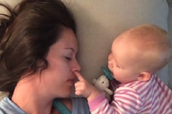 Rastopićete se od slatkoće! Kako beba budi svoju mamu? (VIDEO)