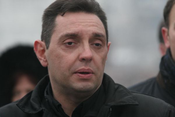 Udri po sirotinji! Bruketina! Vulin i Mali na najgori način ucenjuju najsiromašnije Srbe!