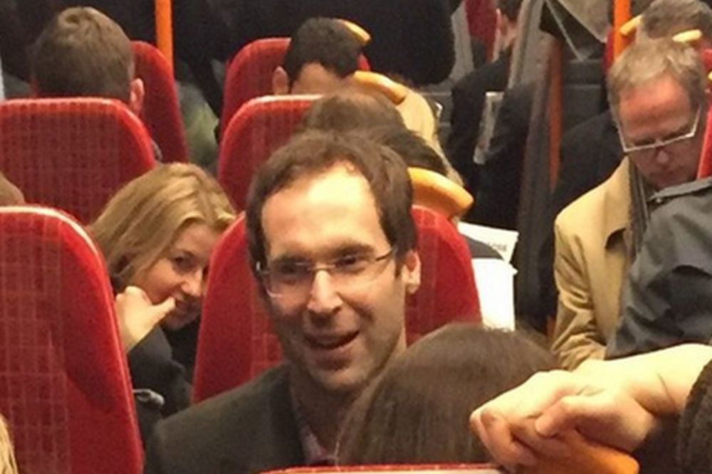 Slavni golman ima milione, a vozi se javnim prevozom! Kad bi ovo uradio neki srpski fudbaler? (FOTO)