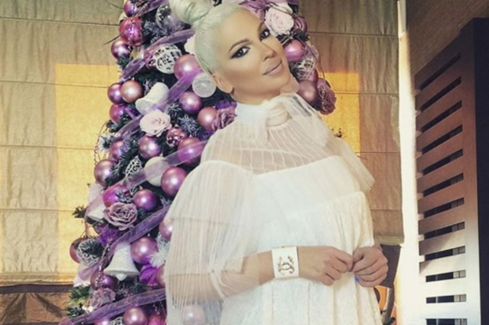 Nisu joj ni do kolena! Kako je JK za praznike pokidala Ražnatoviće i Natašu Bekvalac! (FOTO)