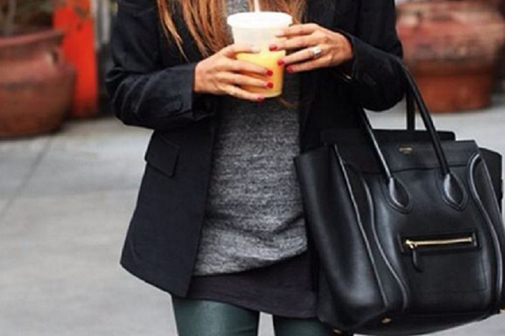 Dame, evo kako teška torba može da vas upropasti! Još ako imate štikle... (GIF)