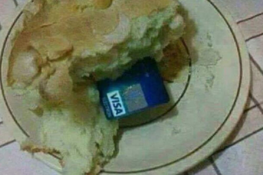 Ovo samo Srbi mogu! Kako se slavi Božić u 21. veku? Umesto novčića - Visa u česnici! (FOTO)