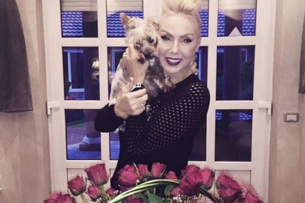 Bahata Lepa Brena! Izmaltretirala fana sa detetom! (VIDEO)