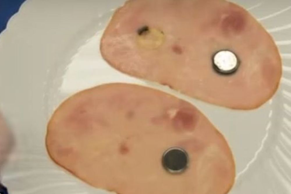 Šta se desi kada stavite bateriju na parče mesa? (VIDEO)