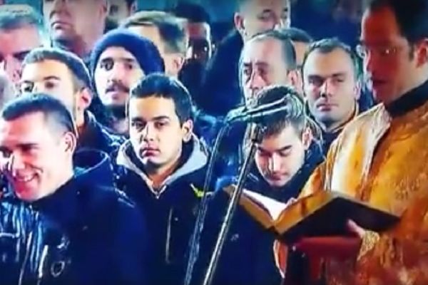 Šta on to radi? Usred liturgije 10 minuta priča telefonom! (VIDEO)