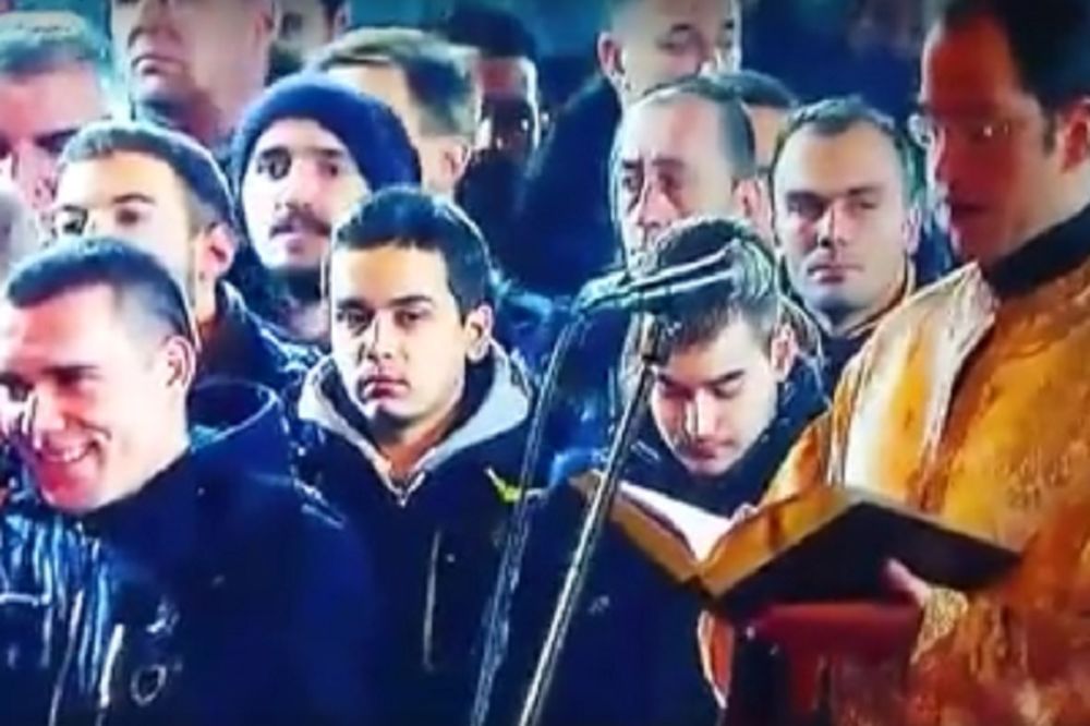 Šta on to radi? Usred liturgije 10 minuta priča telefonom! (VIDEO)