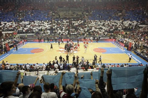 Navijači Zvezde krenuli da izlaze iz hale pre kraja meča, a to se nije svidelo onima što su ostali! (VIDEO)