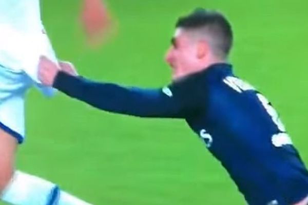 Igrač PSŽ-a ispao neviđeno smešan svojim pokušajem da zaustavi protivnika! (VIDEO)