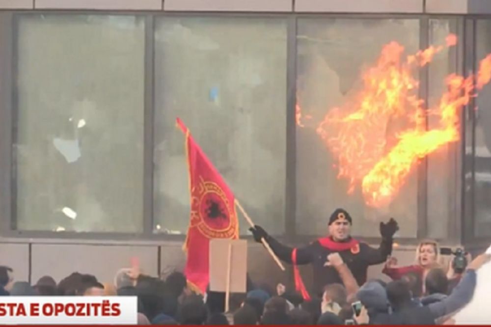 Gori Priština! Molotovljevi kokteli i kamenice po zgradi Vlade, policija juri demonstrante po ulicama! (FOTO)