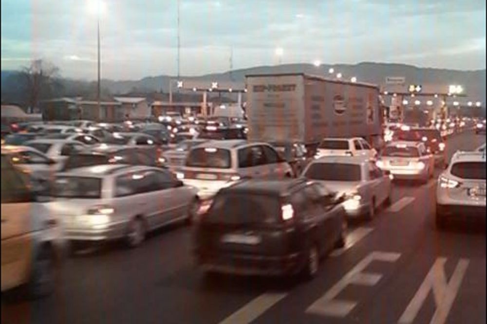 Pakao na ulazu u Beograd: Vozila zaglavljena u kilometarskim kolonama na Bubanj potoku! (FOTO)