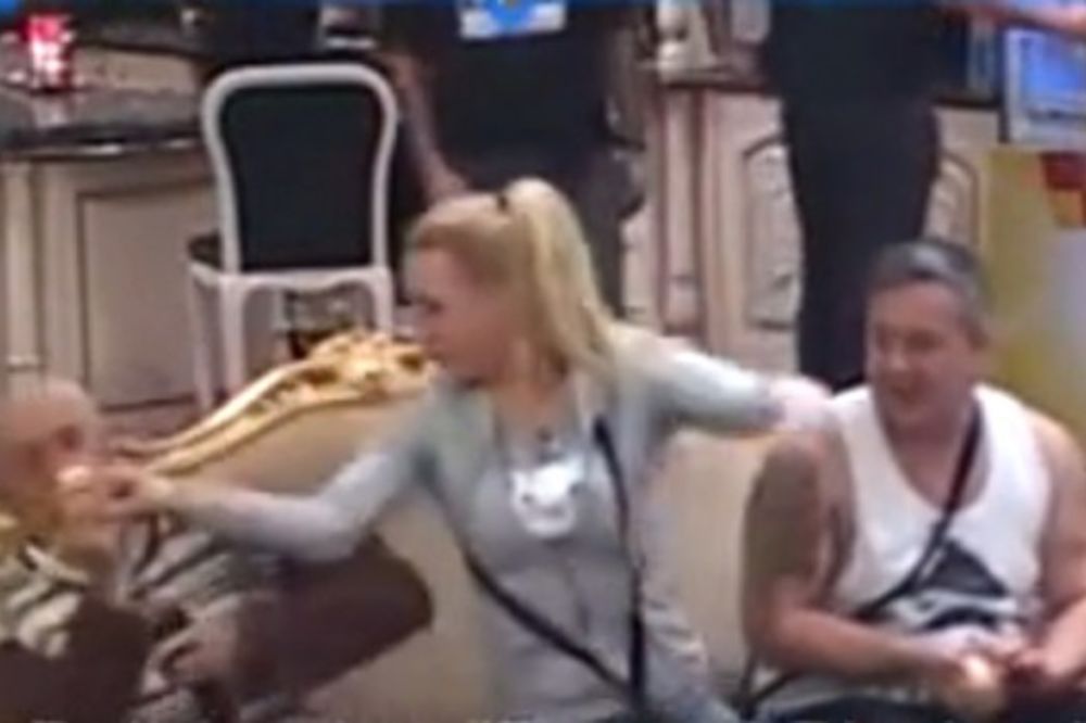 Tuča, tuča! Era isprovocirao Slađu, a ona počela da ga davi! (VIDEO)