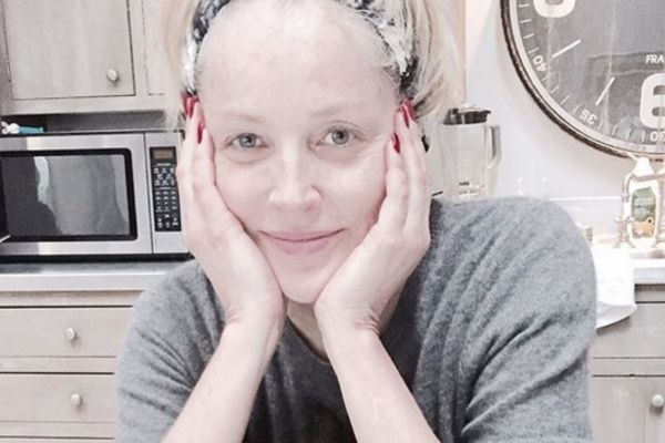 Nekada je bila seks-simbol, a sada liči na ucvalu domaćicu! ​Nema šanse da provalite ko je glumica sa slike! (FOTO)