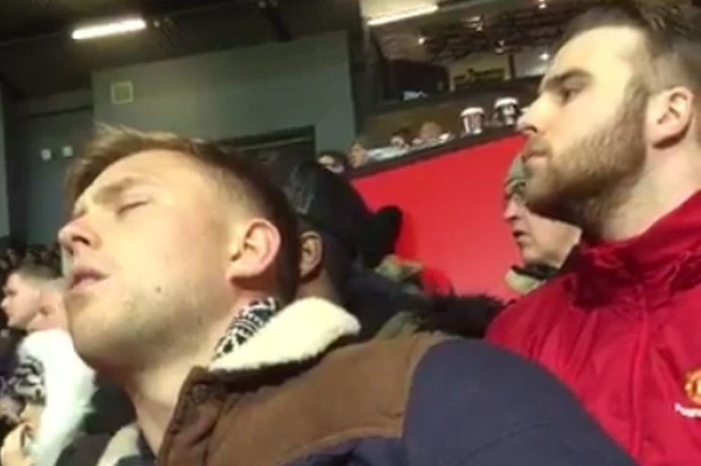 Koliko je dosadan Mančester junajted kada njihov navijač zaspi tokom utakmice? (VIDEO)