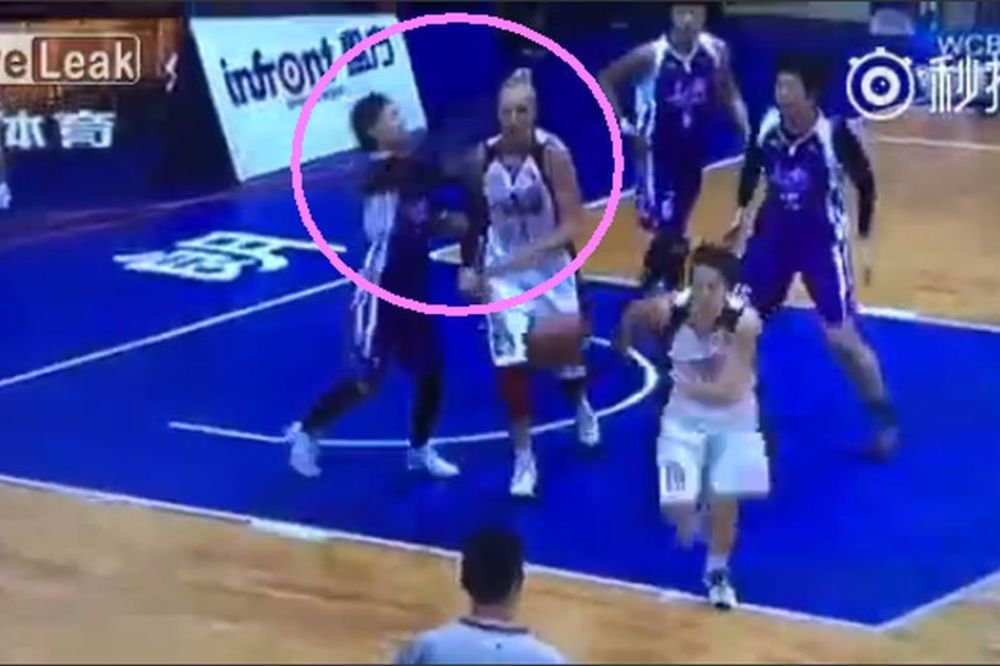 Opalila je šamarčinu protivnici iz čista mira, a onda su je jedva spasili od nje! (VIDEO)